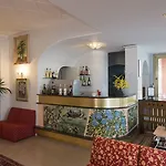 カリロン ホテル